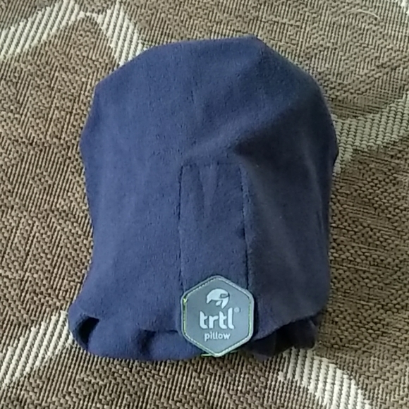Trtl airplane travel pillow unisex. Comfortable and lightweight - Picture 2 of 4